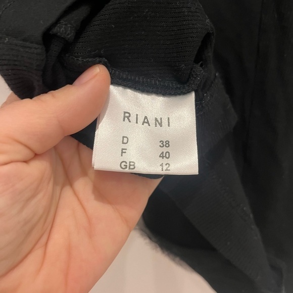 𝅺RIANI black top sleeveless - Picture 4 of 5